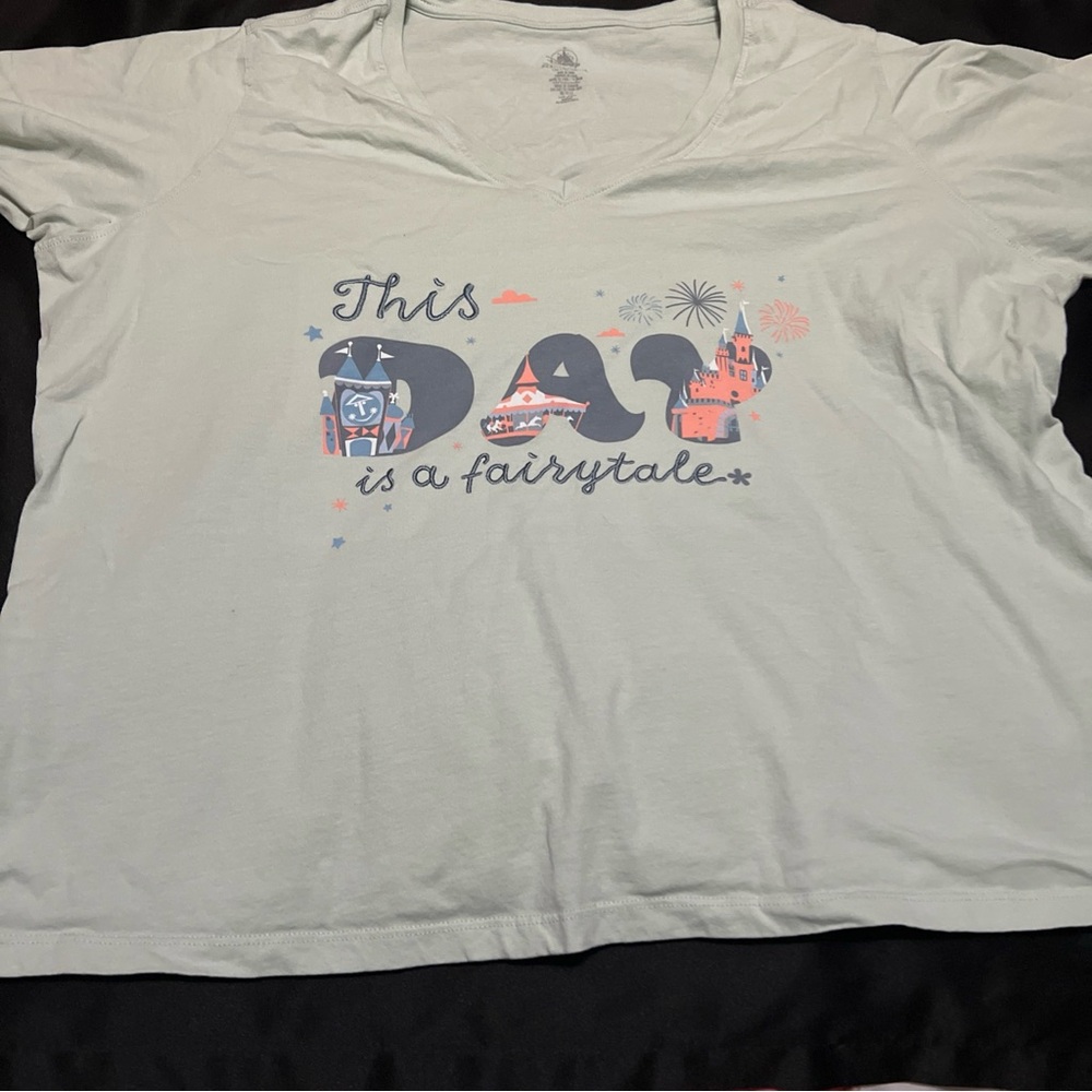 Disney 1x cropped shirt, vneck